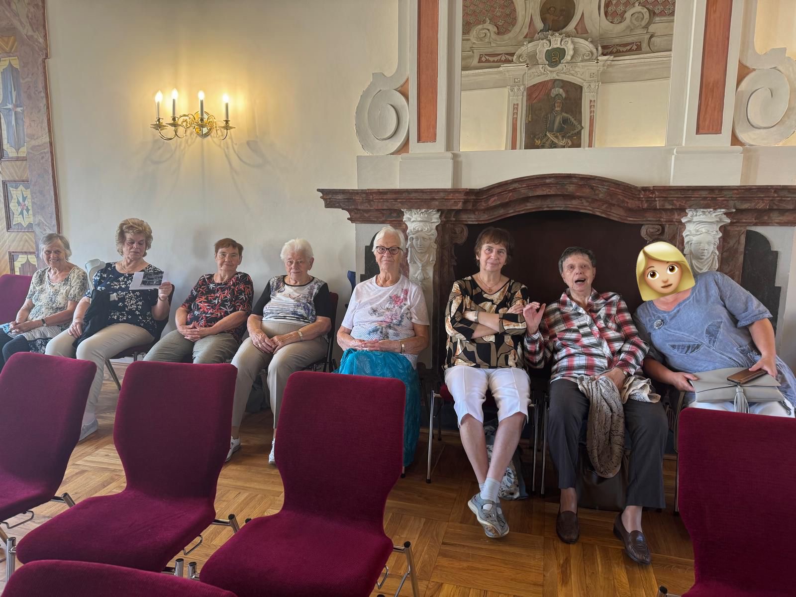 Tagespflege Menschen sitzen zusammen. Tagespflege Menschen sitzen zusammen.